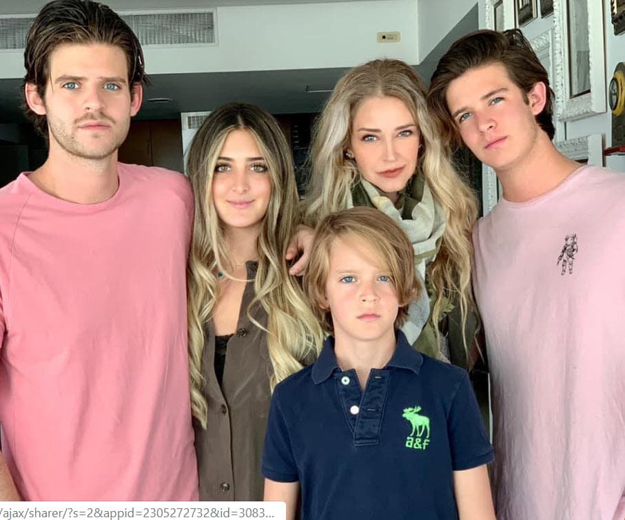 <b>Es divorciada y tiene cuatro hijos</b>, según confirmó el propio Lazo a ¡Hola!
<br>