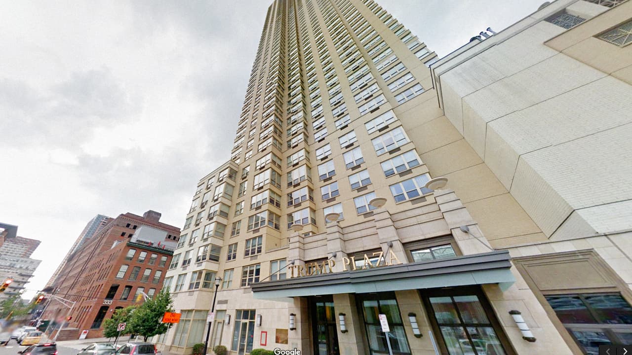 <b>Trump Plaza Residences</b>
<i>, </i>
<b>Jersey City, NJ. </b>Este edificio de apartamentos de 55 pisos se completó en 2008. A diferencia de los casinos que están en Atlantic City, esta costrucción esta ubicada en Jersey City, Nueva Jersey. En este estado hay registradas 3 compañias donde figura el presidente electo en la junta directiva.