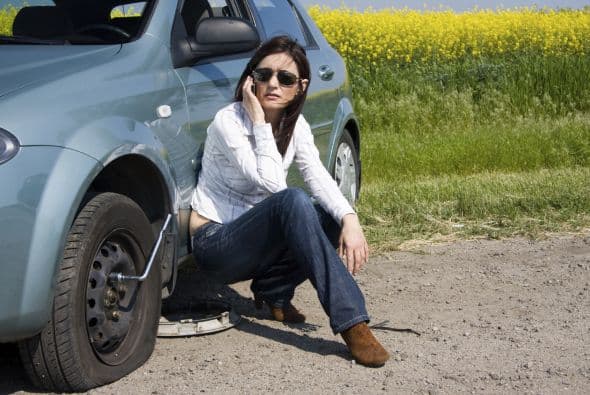 Neumáticos. Presta atención al desgaste de las llantas, recuerda que no debes andar con los neumáticos a medio, ya que se gastan más rápido y se consume más gasolina.