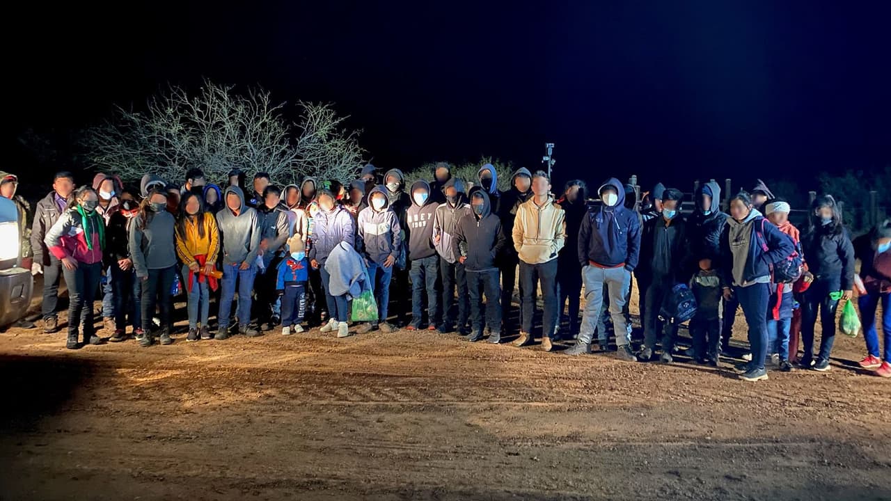 Al oeste de Sasabe, Arizona un grupo de 51 inmigrantes se entregaron a los agentes de la estación Three Points. Cuarenta y tres en el grupo eran niños no acompañados de ElSalvador, Guatemala y Honduras. El menor tenía apenas cinco años.