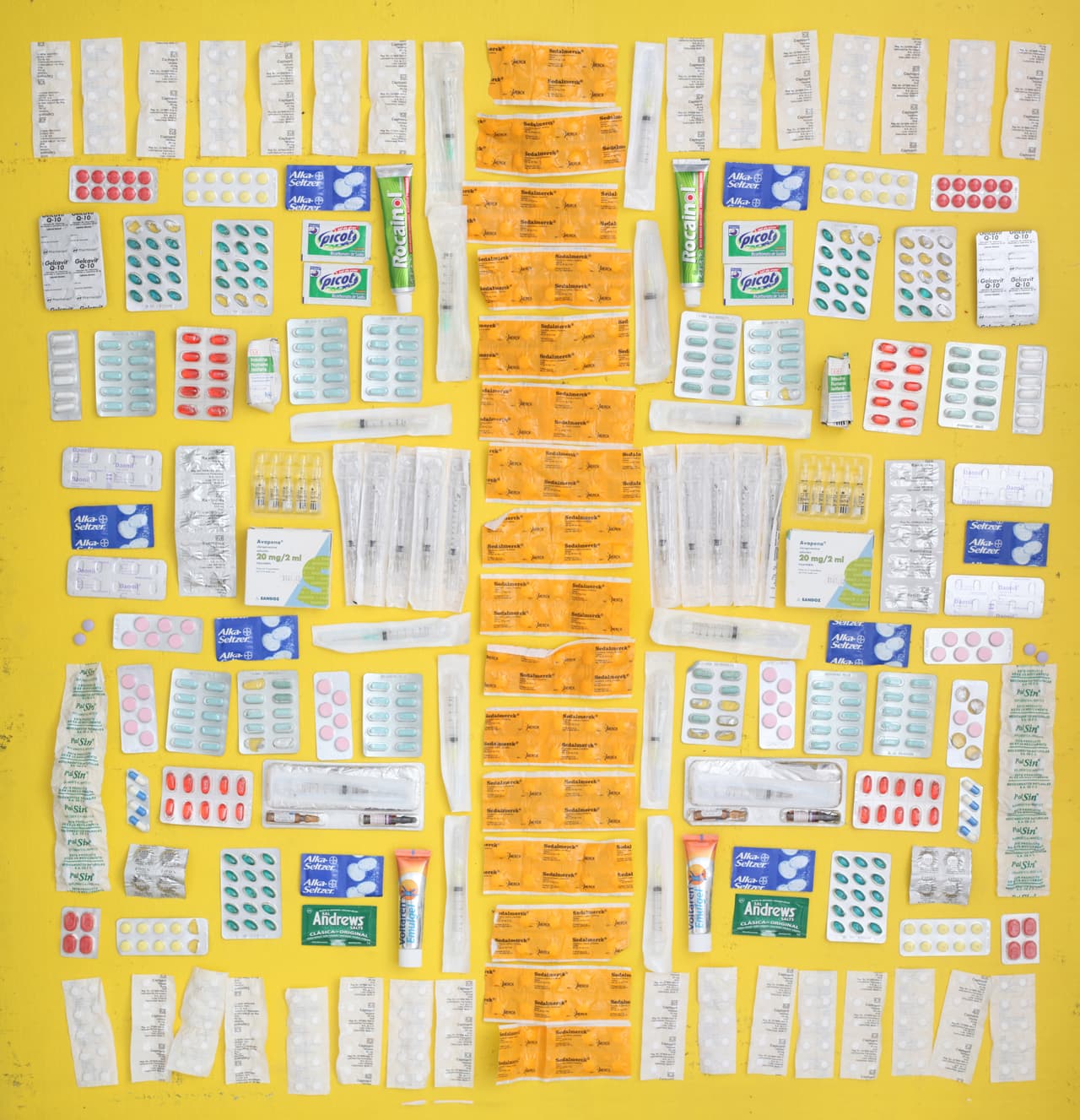 Gracias a su experiencia en el manejo del color, una de las destrezas que obtuvo del diseño gráfico, logró que las sencillas pertenencias se convirtieran en objetos hermosos y profundos al flotar sobre tonos y texturas. “El color los llena de vida, aunque estén cargados con las dolorosas experiencias de los migrantes”, añadió Kiefer.
<b>'Alivio del dolor'</b>, fue el título de esta fotografía de medicinas decomisadas a los migrantes.