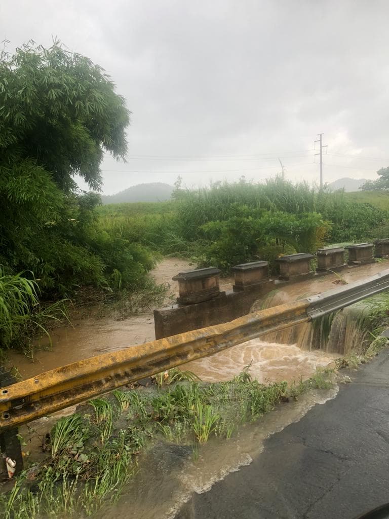 La carretera PR-927 en el barrio Antón Ruiz en Humacao permanece cerrada debido a un puente que resultó afectado por las lluvias.