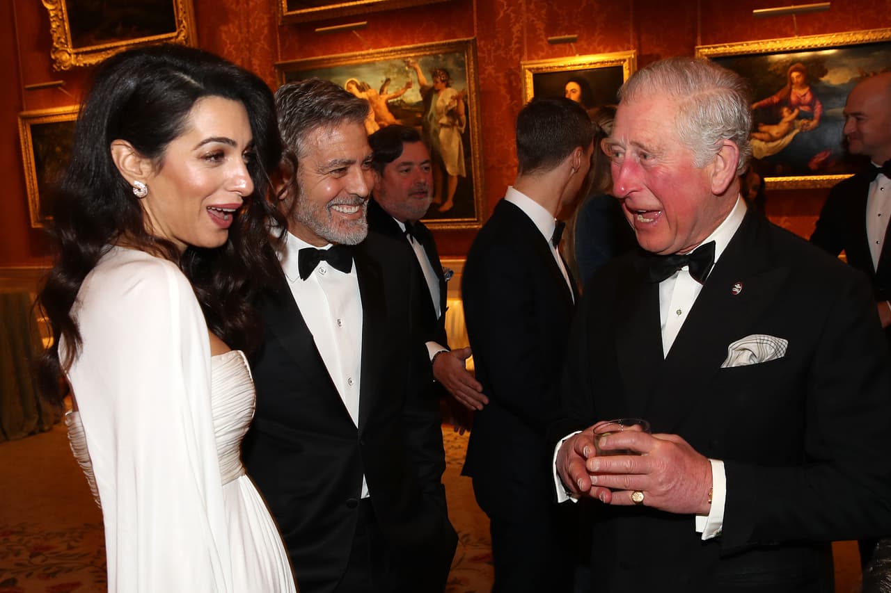 Los duques de Sussex no asistieron a la cena por lo que no pudieron compartir con la pareja de celebridades. George y Amal Clooney se dejaron ver de lo más divertidos conviviendo muy de cerca con el príncipe Carlos.
