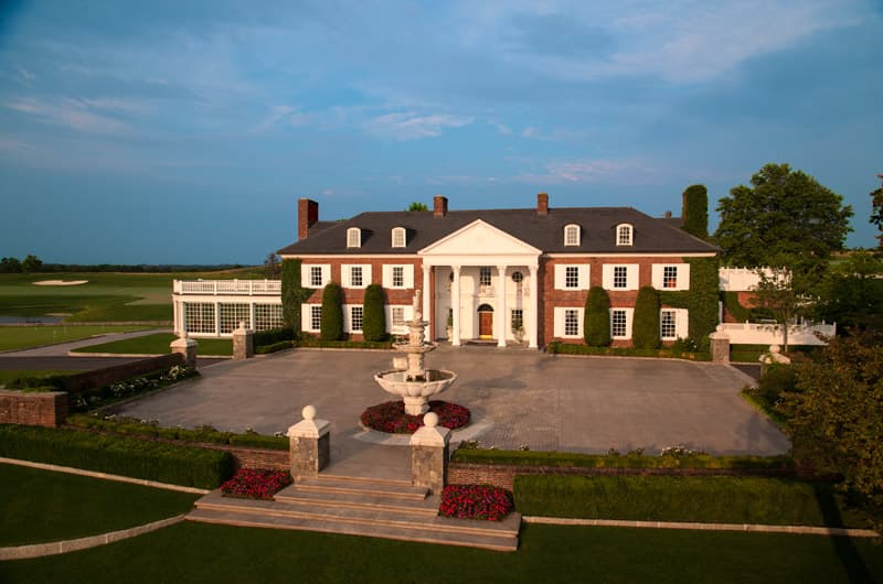 Dentro del campo, hay una casona reservada exclusivamente para el presidente. Varios miembros de su familia también tienen casas en la propiedad. El sitio está rodeado de enormes propiedades, granjas de cría de caballos, en un municipio en el que viven unas 8,200 personas.