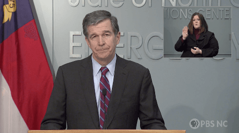Roy Cooper extiende el toque de queda y la moratoria de desalojos en Carolina del Norte