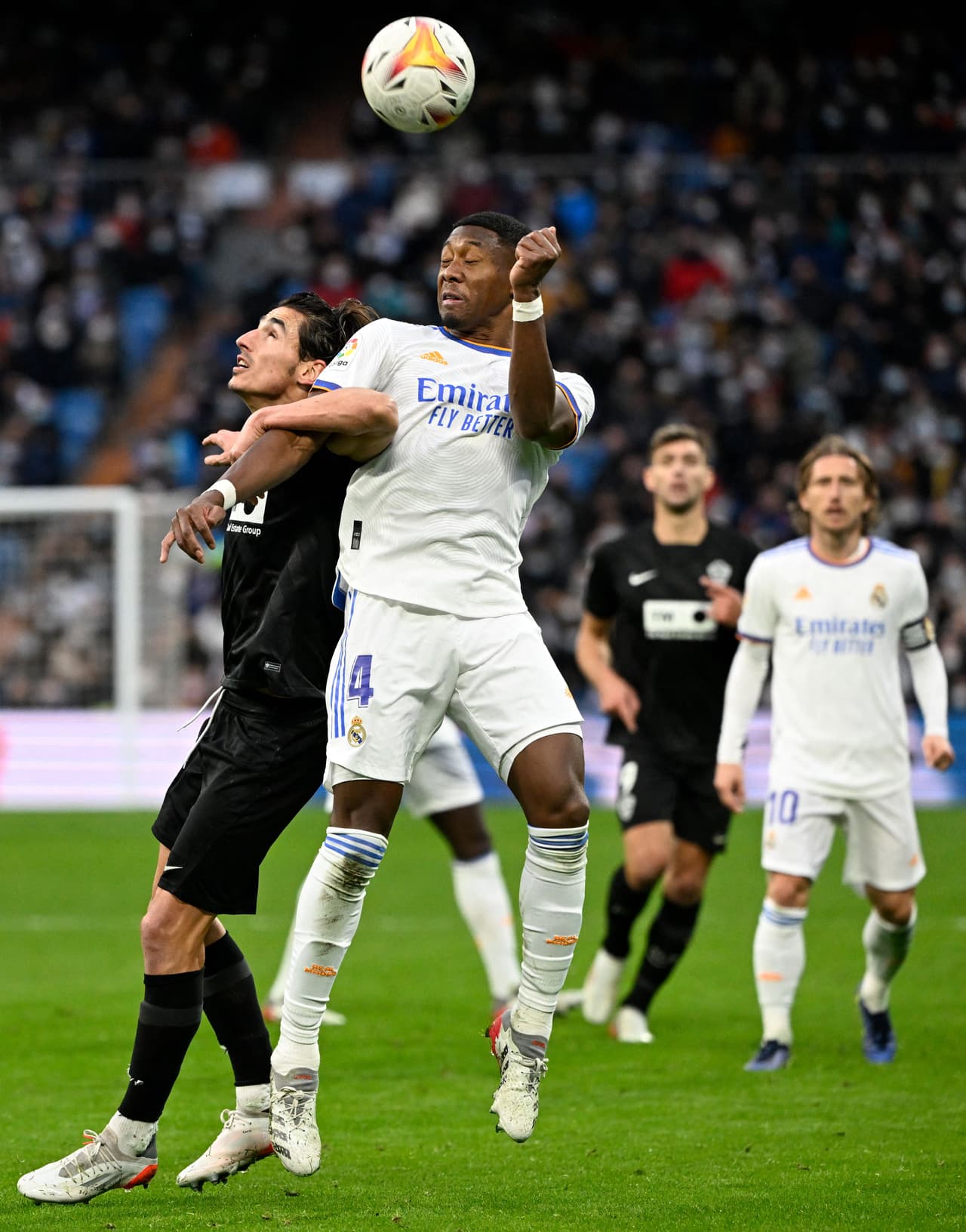 El Real Madrid consiguió un par de goles en la recta final, uno de Luka Modric por la vía del penalti al 82 y el otro en tiempo de reposición de Eder Militao, para empatar en casa ante Elche.