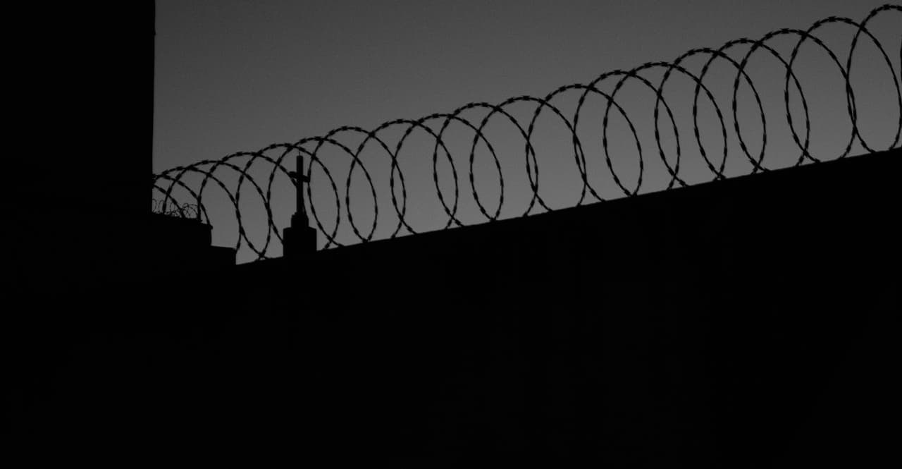 En la madrugada del pasado 18 de agosto, los tres reclusos identificados como L.B.R., K.R.I. y J.M.S.C., increparon a de Souza y comenzaron a 
<a href="https://www.univision.com/temas/ataques">atacarlo</a>. El diario explicó que la policía local cree que K.R.I. y J.M.S.C. sostuvieron a de Souza, para que L.B.R.
<b> tomara un cepillo de dientes afilado para apuñalarlo en el cuello, cortarle el corazón y el pene, el cual después lo metió en la boca del fallecido. </b>
<br>