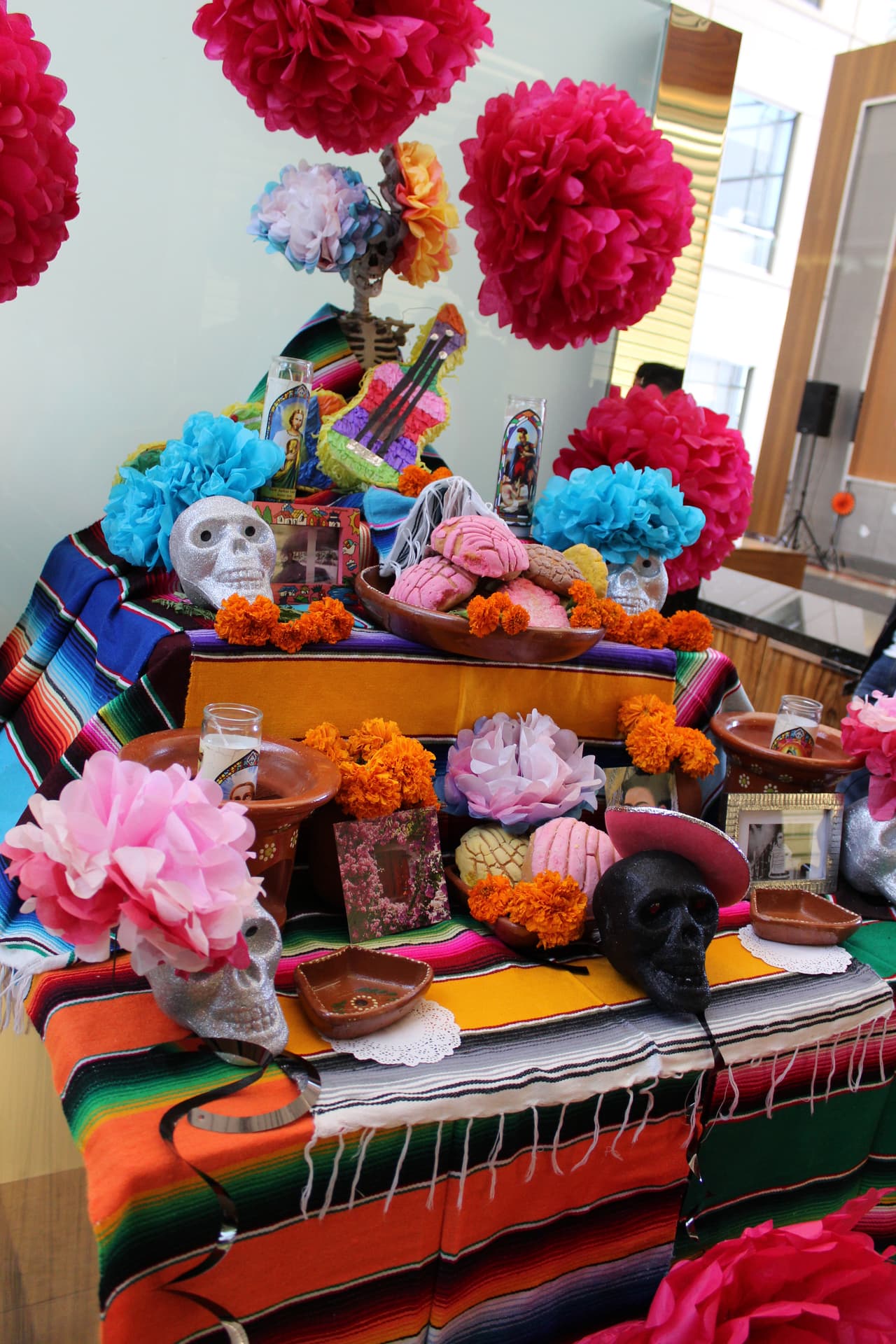 El equipo de Univision Los Angeles festejó Halloween a lo máximo y la gran fiesta contó con la presencia de personajes de la talla de Pitbull, Paquita la del Barrio, Donald Trump y hasta El Chapo.