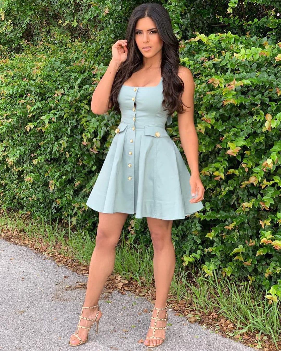 Para terminar con los looks que te inspirarán a ponerte guapa este fin de semana, te dejamos las opciones en 'denim' que proponen Francisca y Aleyda. De este esencial vestido de verano nos encantan los botones y las coquetas bolsas a los lados.