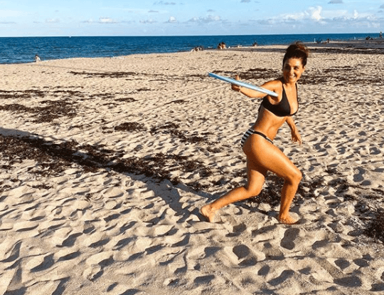 Mayrín Villanueva sorprende con su abdomen de impacto en traje de baño