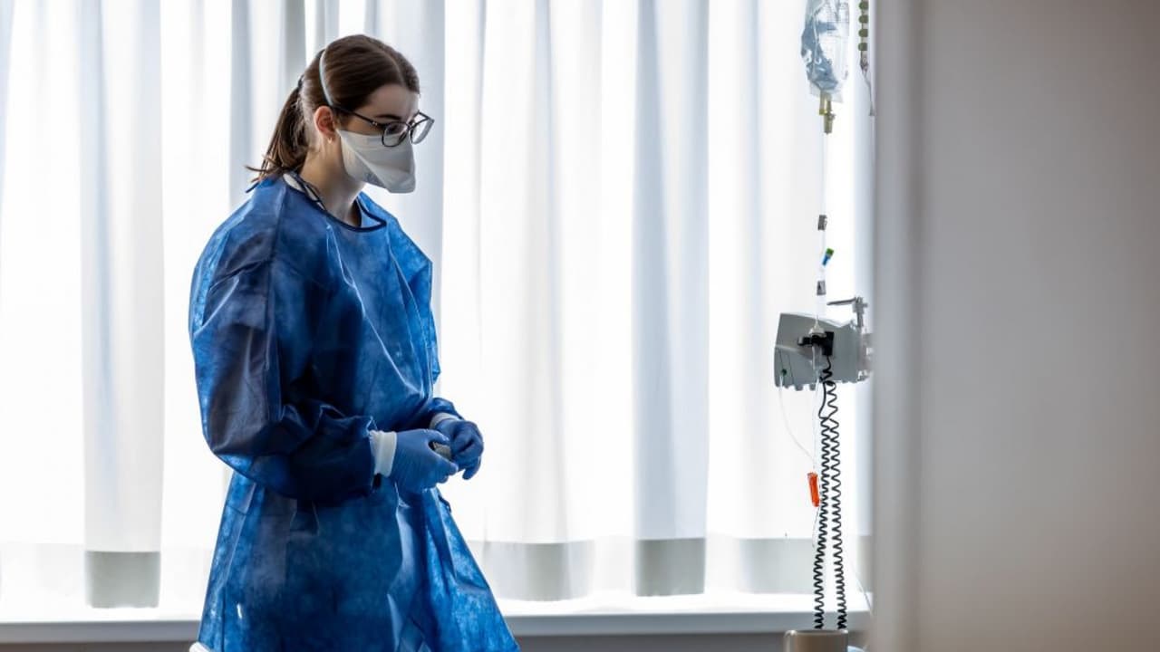 ¿En qué consiste el tratamiento con infusiones intravenosas para combatir el coronavirus? Un experto responde