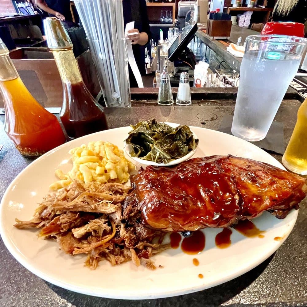 <b>The Pit</b>
<br>Dirección: 328 W Davie St. Raleigh, NC. 27601
<br>Teléfono: (919) 890-4500
<br>Sitio web: 
<a href="http://www.thepit-raleigh.com">www.thepit-raleigh.com</a> 
<br>
<b><a href="https://www.yelp.com/map/the-pit-raleigh">Cómo llegar</a></b>
<br>
<br>Así se promocionan en Yelp: “Carolina del Norte es conocida por sus legendarias parrilladas. Continuamos con orgullo esta tradición al servir auténtico asado de cerdo entero cocinado en hoyo en The Pit, justo en el centro de Raleigh”.