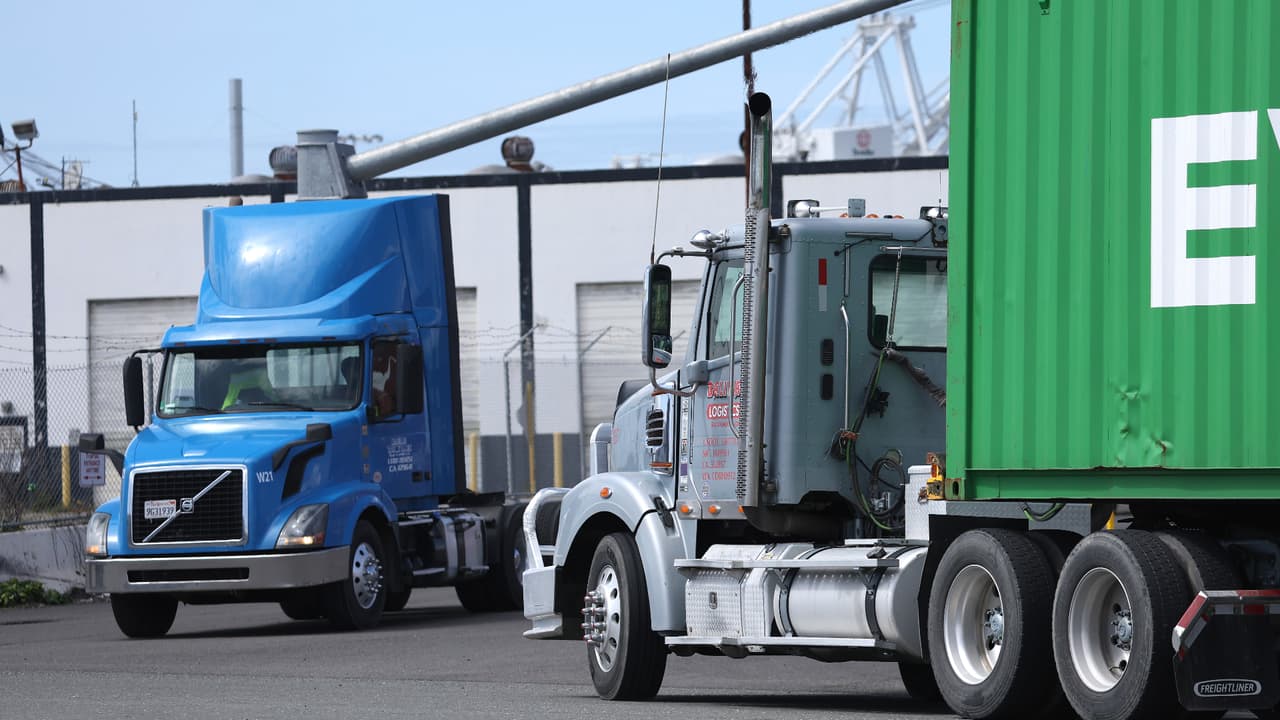 Camioneros en California, preocupados por nuevas regulaciones: “no todos podrán comprar un camión eléctrico”