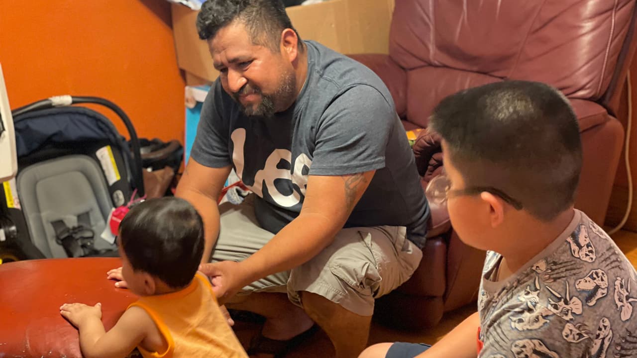 “Un día como hoy, hace un año que me dejó. La perdí a ella y pues me dejó el último suspiro de ella”
<b> </b>dijo Alfredo Chable mostrando con orgullo a su hijo Jesús, quien ya está listo para dar sus primeros pasos.