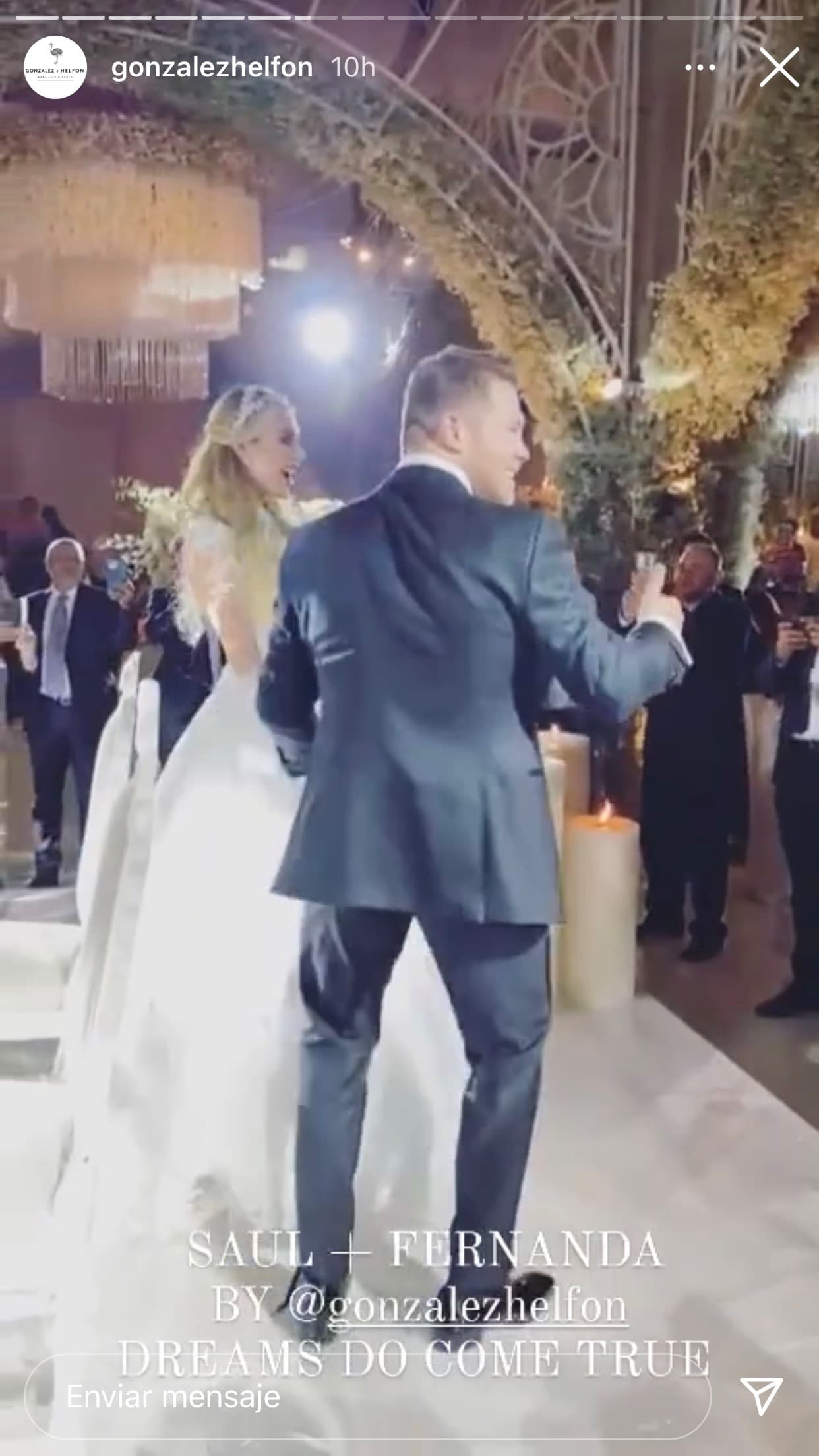 La pareja llegó a la fiesta y se encaminó hacia la pista de baile para lucirse bajo el ritmo de 'Canción bonita' de Ricky Martin y Carlos Vives. 
<br>
