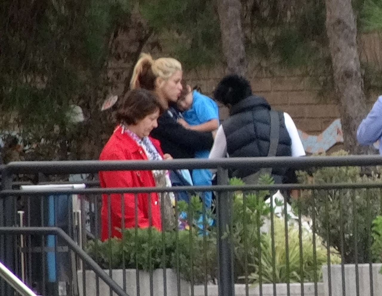 En ropa deportiva, cero maquillaje y melena despeinada.