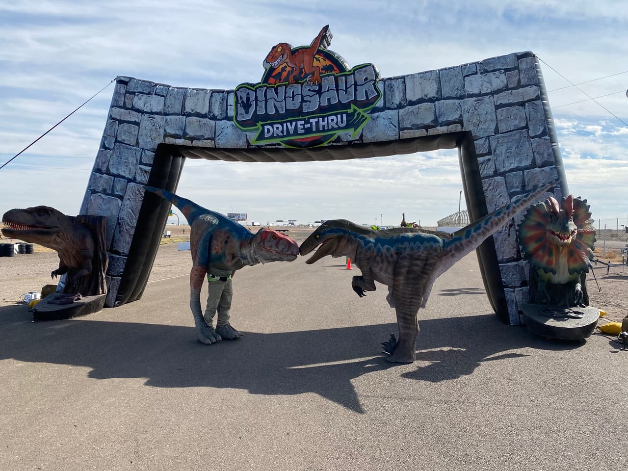 Para obtener más información y comprar boletos, visite www.dinosaurdrivethru.com.
<br>