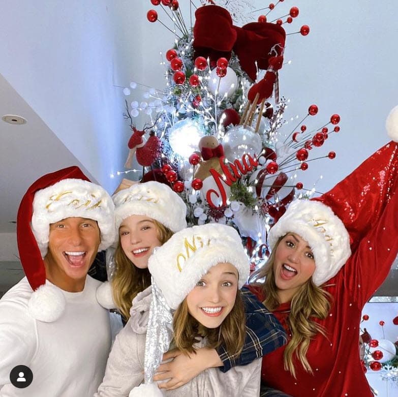 <b>La familia Rubín Legarreta</b> mandó mensajes de amor: "Lo mejor de la navidad es compartir con la familia.
<br>Nuestros mejores deseos en esta navidad", escribió Erik. Por su parte, Andrea también le dedicó unas palabras a su público: "Les deseo todo lo bonito que merecen. ¡Dios los bendiga siempre! ¡Felices fiestas mis hermosuras! Feliz Nochebuena. Feliz Navidad. Feliz Vida amores. ¡Los abrazo fuerte y apretado con todo mi amor!".