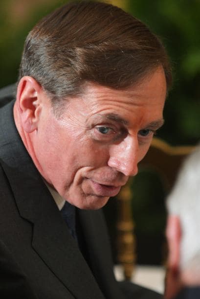 Obama aceptó la dimisión durante una conversación telefónica el viernes, pocos días antes de la audiencia prevista de Petraeus la semana próxima en el Congreso sobre el presunto fallo de la CIA en proteger el consulado estadounidense en Bengasi, Libia.