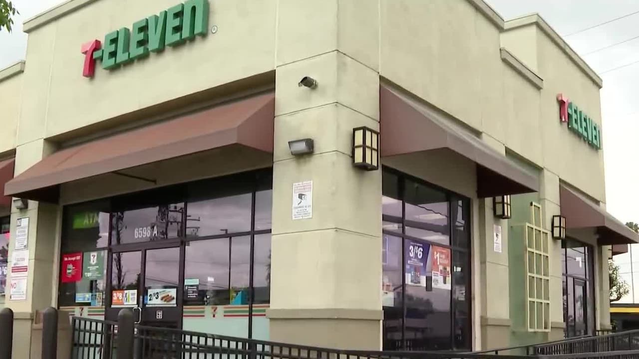 Buscan a turba de jóvenes que robó tres 7-Eleven en una misma noche en Hollywood