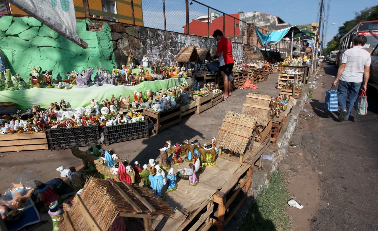 En el mercado 4 de Asunción (Paraguay) puede encontrarse uno de los símbolos de la Navidad del país, los pesebres.