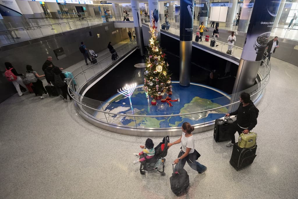 Pasajeros con sus maletas caminando para ir al encuentro de familiares y amigos en la Navidad.