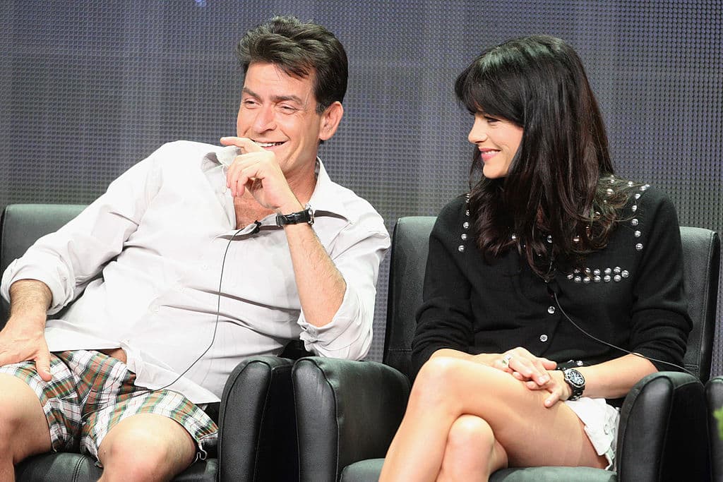 <b>Charlie Sheen y Selma Blair</b>
<br>La actriz originaria de Michigan y el ex protagonista de 'Two and a Half Men' trabajaron juntos en la serie 'Anger Management', donde Sheen también tenía el rol de productor. A pesar del éxito del programa y de su rol estelar, Blair no continuó en la segunda temporada.
<br>