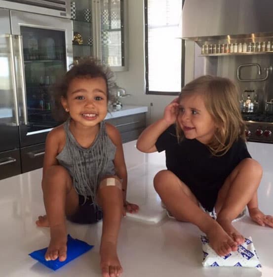 Las dos chicas sobre la mesa de la cocina también tiene cerca de 2 millones.