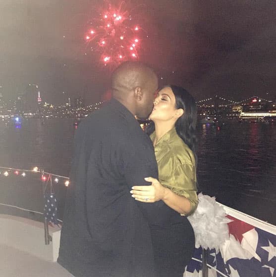 Esta imagen con fuegos artificiales de fondo también recibió más de un millón de likes.