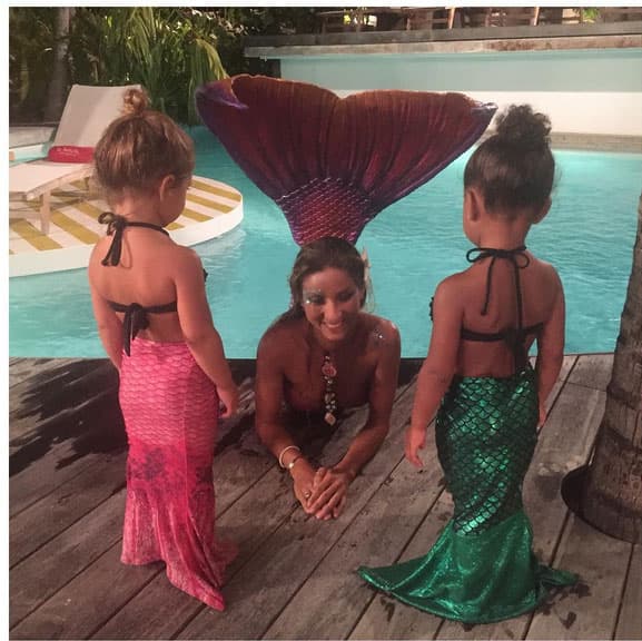 Con su prima Penelope, visitando a una 'sirena', tiene 1.8 millones de likes.