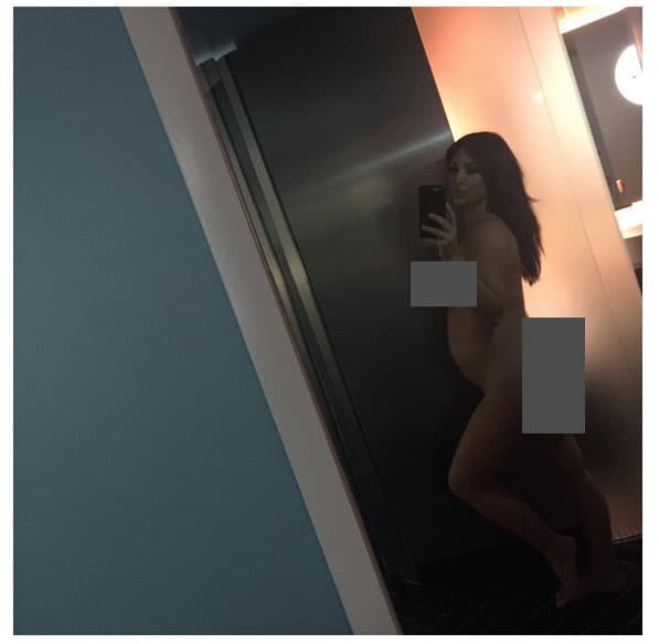 Esta reciente y polémica foto donde presume desnuda su embarazo también es de las más vistas y comentadas.