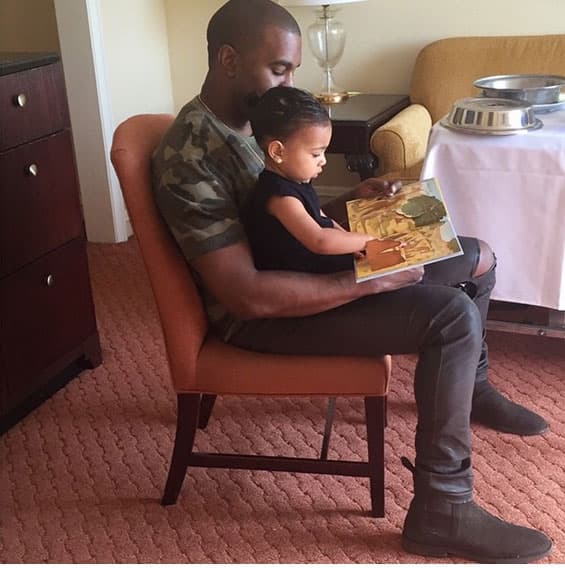 Como esta imagen, donde Kanye le lee a la pequeña, con más de millón y medio de likes.