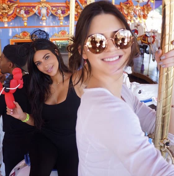 Parece que entre Kim Kardashian y Kendall Jenner les gusta tener una 'carrerita' de ver quién tiene la foto más gustada.