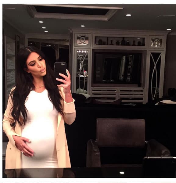 Contrastando, esta tierna foto con su embarazo en un ceñido vestido blanco.