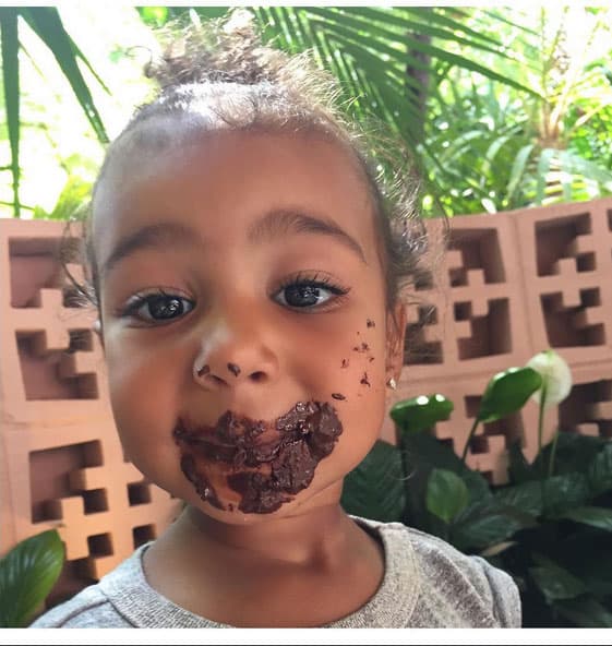 O esta adorable imagen con North embarrada de chocolate tras comerse unos hot cakes.