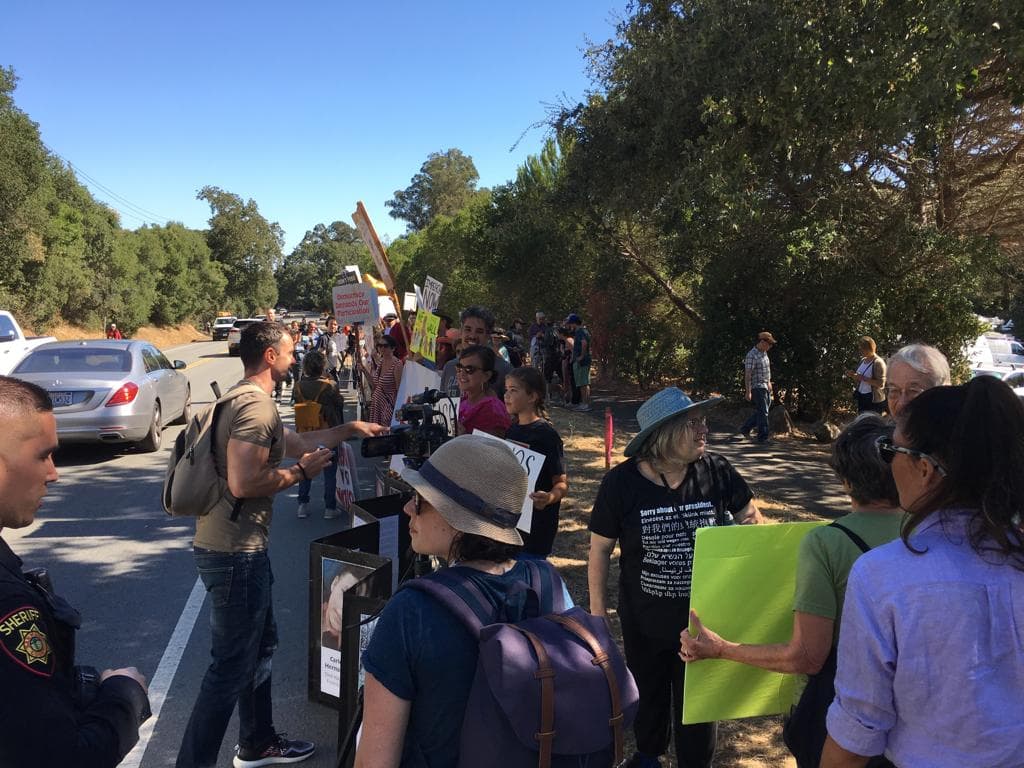 Los detalles sobre la ubicación del evento se mantuvieron en privado, pero medios locales reportaron que la reunión se llevó acabo en una residencia de Portola Valley. El costo de los boletos para el evento fue de entre $1,000 por persona y $100,000 por pareja.