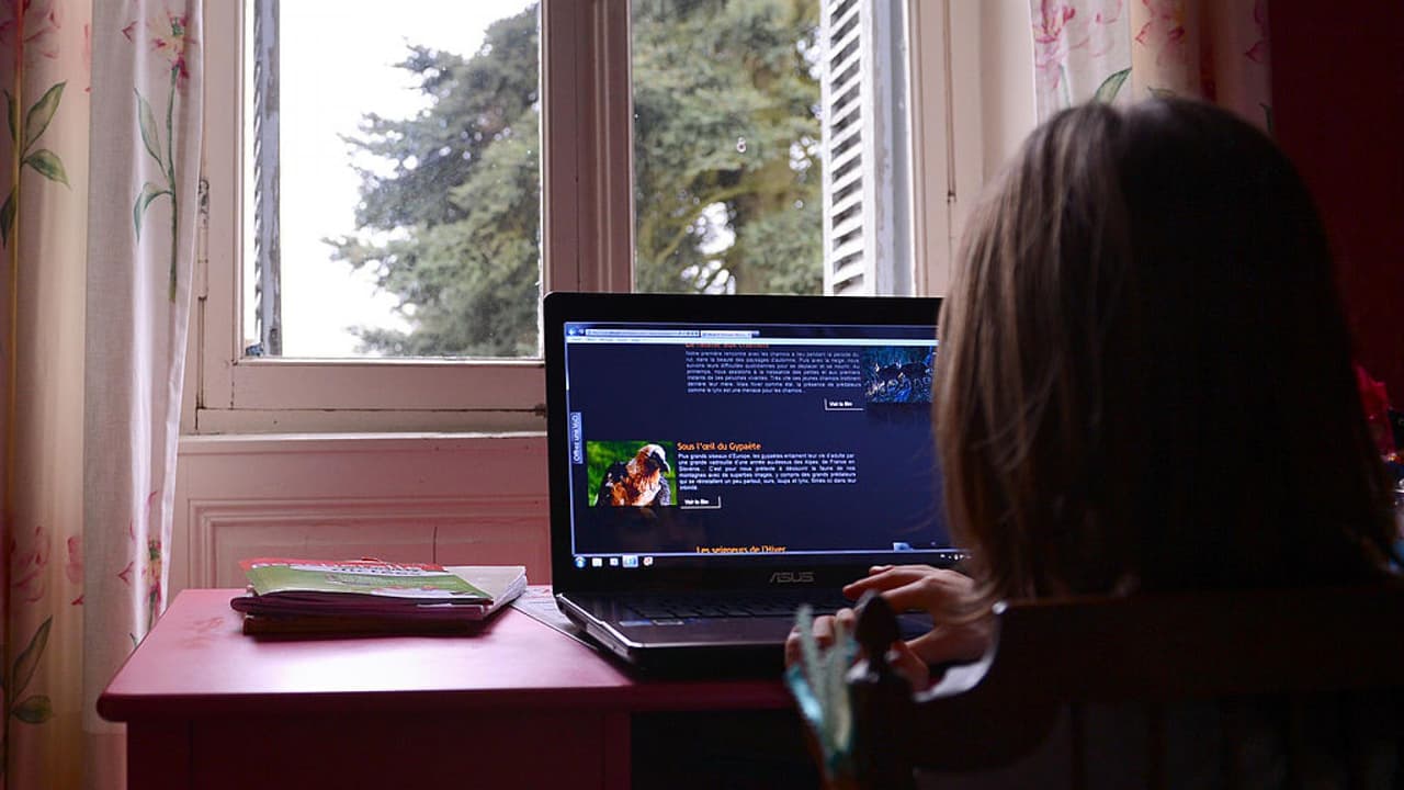 No criticar y ser abierto: recomendaciones para hablar con tus hijos si han estado expuestos a pornografía