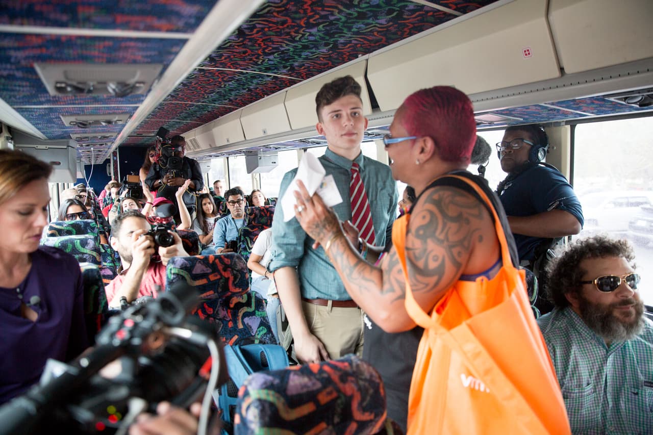 Alumnos, padres, profesores y algunos periodistas toman sus puestos en uno de los tres buses que los llevó a la capital del estado. Este grupo de jóvenes, al que se unirán progresivamente otros de diferentes escuelas, serán los protagonistas de una protesta del movimiento que han impulsado bajo el lema #NeverAgain (Nunca más).