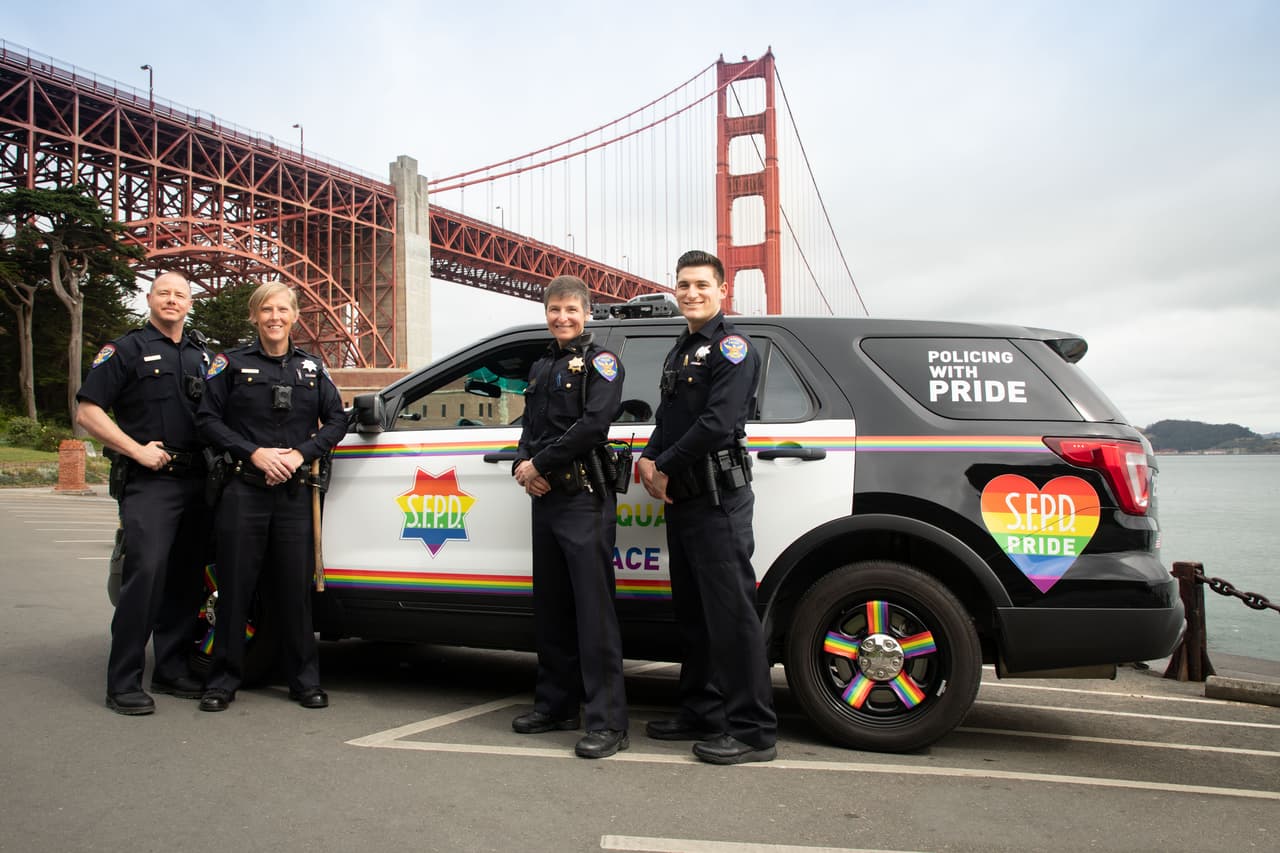 Además de los parches, se sugiere a los residentes de San Francisco y a los que visiten la ciudad durante el mes del Orgullo que estén atentos a las camionetas SUV de los oficiales en las calles ya que llevan una imprenta de colores única destacando la importancia de promover el respeto a la comunidad LGBTQ.
<br>