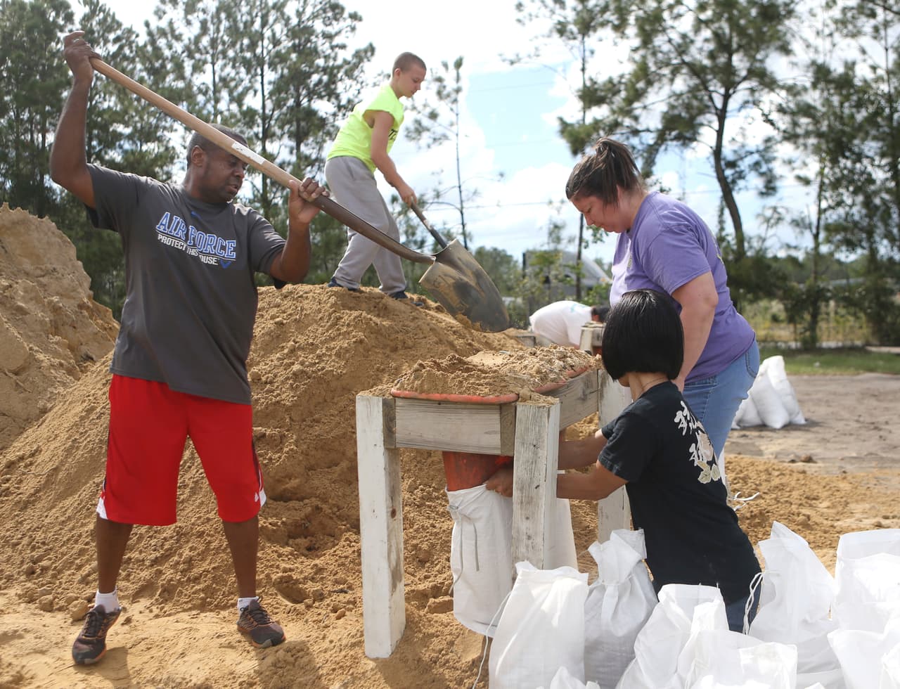 Residentes de Lynn Haven, también en Florida, llenan bolsas de arena para proteger sus casas. En el 
<b><a href="https://www.nhc.noaa.gov/text/refresh/MIATCPAT4+shtml/091741.shtml"><u>último boletín</u></a></b> del Centro Nacional de Huracanes se reporta que 
<b>Michael tiene vientos máximos sostenidos de 120 millas por hora (195 km/h)</b> y creen que potencialmente podrían aumentar su intensidad.