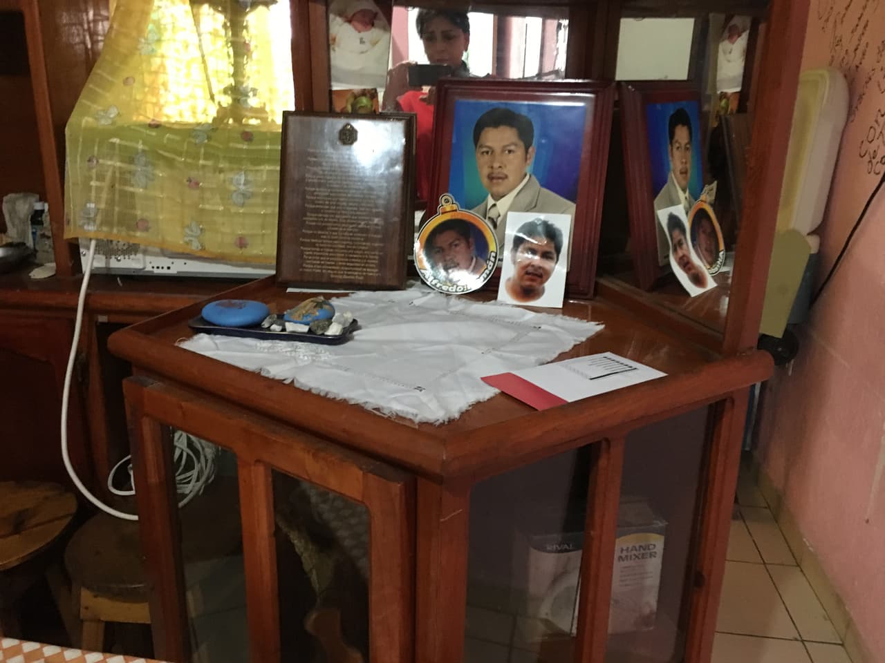 Este es el altar que preparó Celia García para su hijo Alfredo, licenciado en Administración de Empresas y vinculado a la política de su localidad. La última vez que supo de él había ido al banco a cobrar un cheque. Fue reportado como desaparecido. “En esos días definitivamente de una vida tan hermosa, tan bonita, la vida nos cambió como una vuelta de hoja”, confiesa. Ella es una de las madres que se unió a "El Solecito" buscando respuestas.