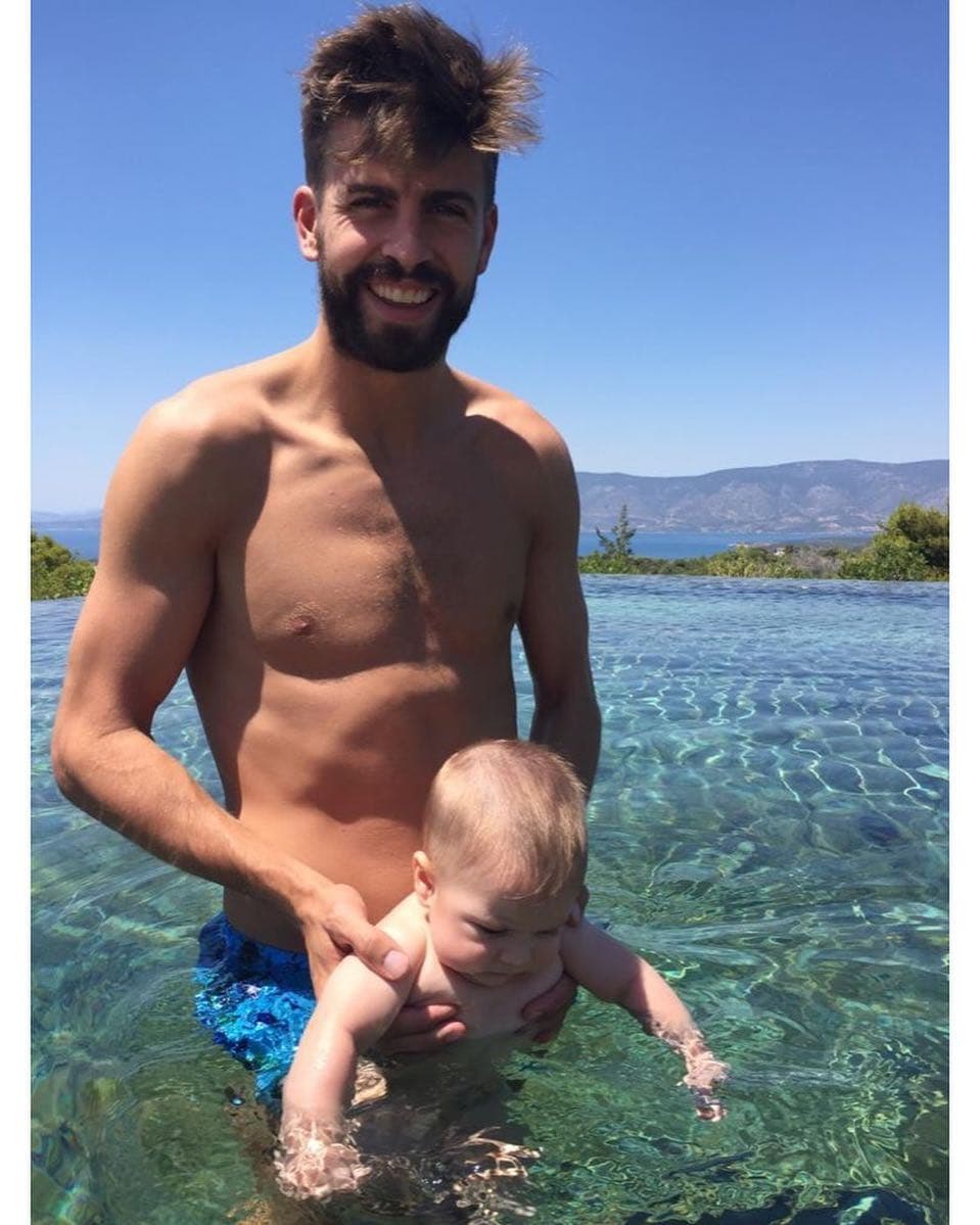 Y es que hace apenas unos años, su hijo más pequeño lucía de esta manera: "Recordar es vivir. Papá con Shasi", comentó Shakira en su Instagram.