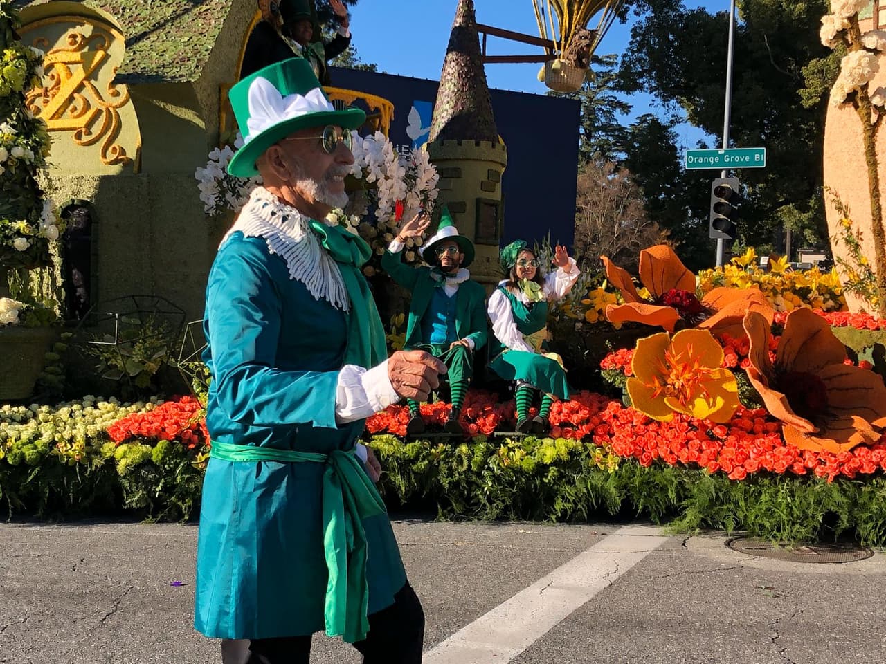 Miles de personas participaron en el tradicional 
<a href="https://www.univision.com/temas/rose-parade">Desfile de las Rosas</a>, un evento que se celebra el primero de enero de cada año en Pasadena, California, el cual tiene un recorrido de 5.5 millas por el bulevar Colorado y se mueve a una velocidad constante de 2.5 millas por hora.