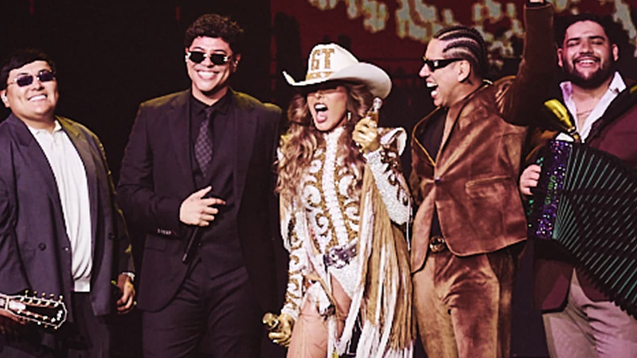 Grupo Firme y Gloria Trevi juntos en Premios Juventud: así fue su show con 'El Beneficio De La Duda' y 'Súfrale'