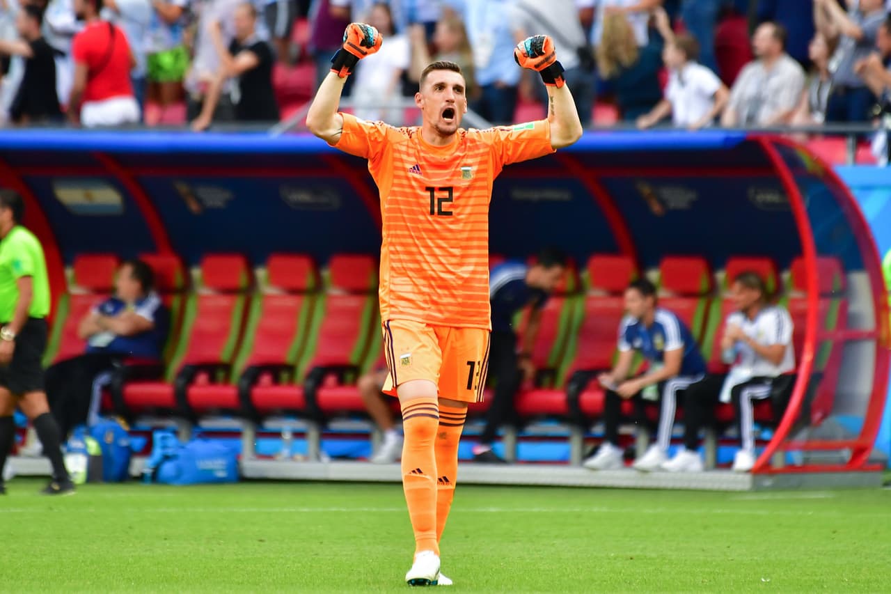 Portero: Franco Armani (Argentina) - De los cuatro goles de Francia, solo en uno tuvo responsabilidad –el primero de Mbappé–. Sin embargo, a alguien había que escoger ¿No? y la cantidad de anotaciones que recibió le dan un empujón.