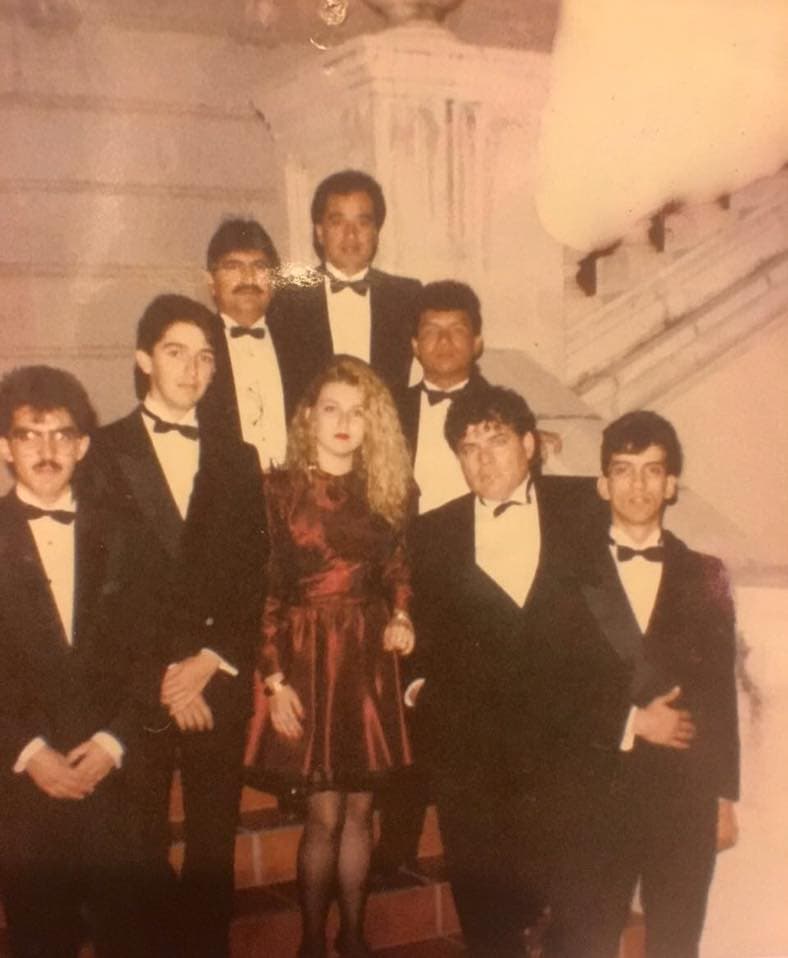 A los 11 años de edad, Alicia Villarreal ya comenzaba a hacer sus primeros pasos en la música y aquí la vemos muy seria junto a los integrantes del grupo Conspiración.