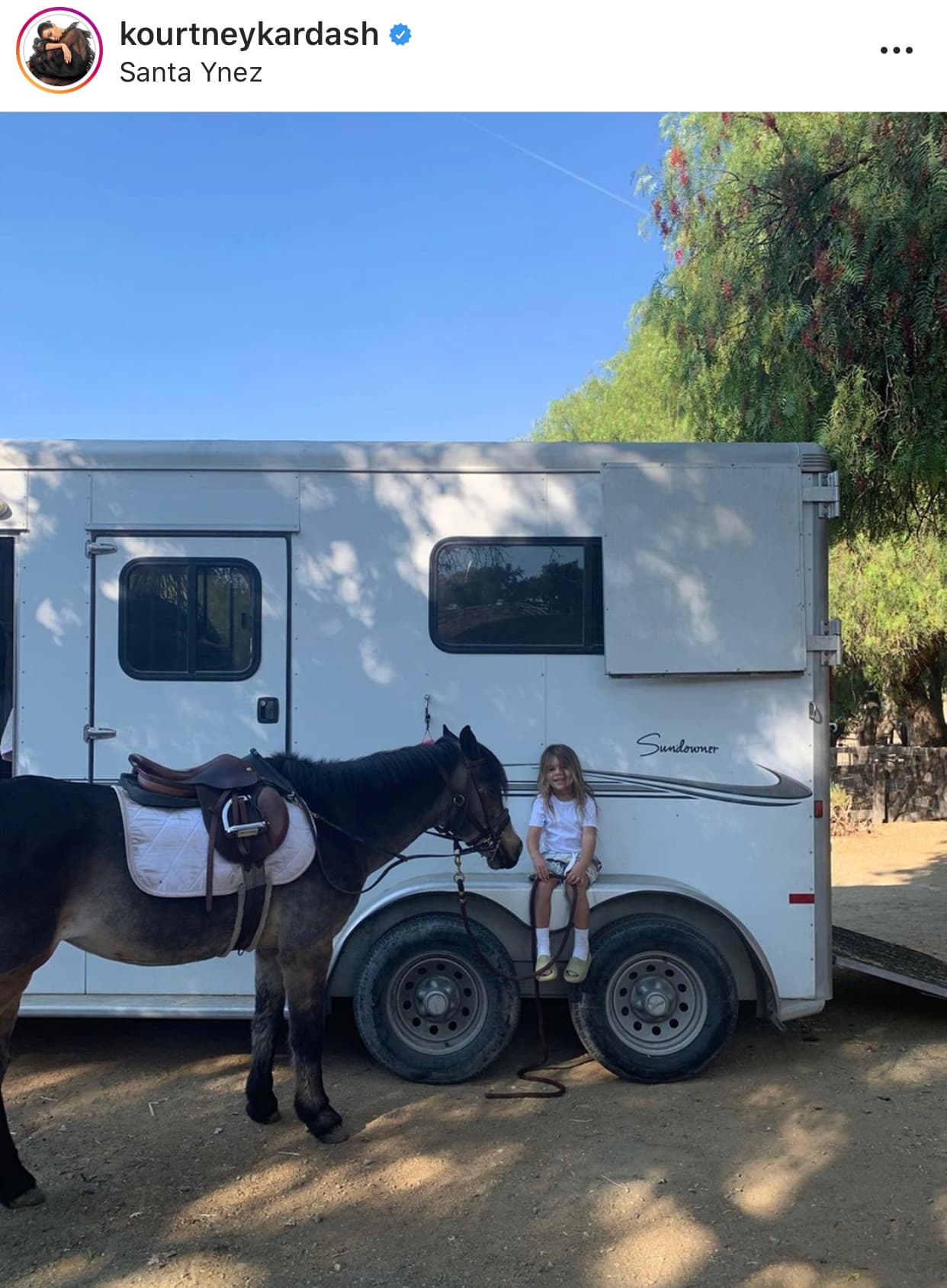 Kardashian le respondió: "Ella (refiriéndose a la usuaria) realmente no debe preocuparse por los niños que no son suyos. Él 
<b><a href="https://www.univision.com/famosos/las-mas-tiernas-imagenes-de-los-hijos-de-kourtney-kardashian-fotos#7ef1efd70000" target="_blank">es un niño feliz</a></b>" .