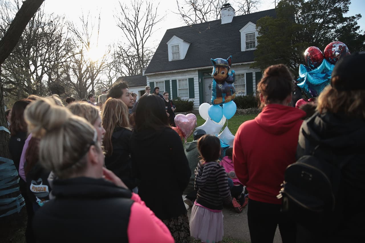 Las autoridades dictaminaron que el menor había sido
<a href="https://www.univision.com/local/chicago-wgbo/traumatismo-craneocerebral-aj-freund-fue-golpeado-hasta-la-muerte-segun-analisis-forense-fotos" target="_blank">golpeado varias veces y murió a causa de un traumatismo contundente. </a>También presentaba moretones en todo el cuerpo.