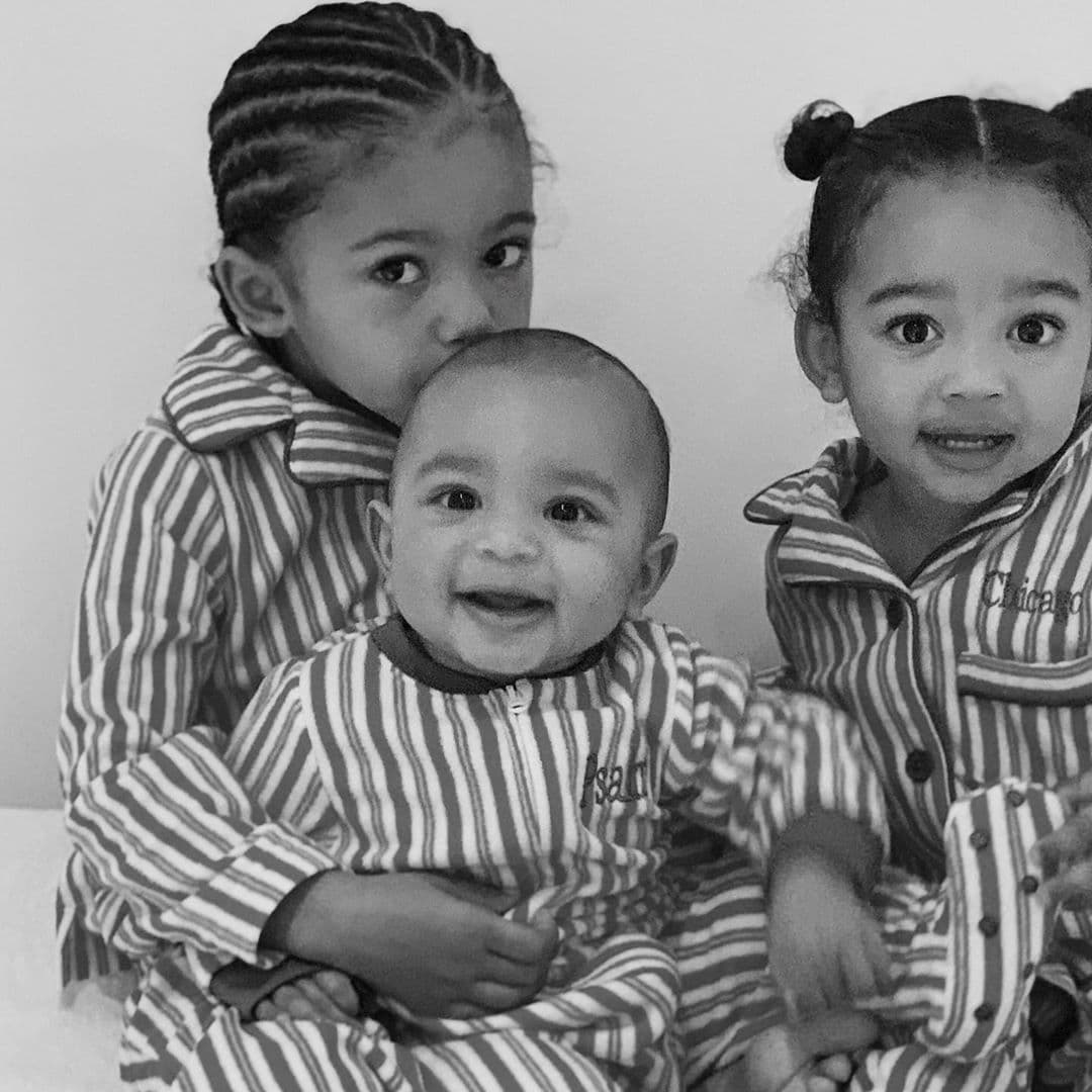 Con el paso del tiempo, Kim y la madre sustituta
<b><a href="https://www.univision.com/famosos/kim-kardashian-sin-kanye-west-bautiza-a-tres-de-sus-hijos-en-armenia-cuna-de-sus-ancestros-fotos">construyeron un enlace</a></b> que les ayudó a llevar mejor el procedimiento.