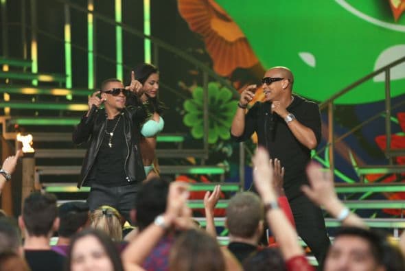 Las bellezas de Javier Poza desfilaron en traje de baño al ritmo de Gente de Zona para el deleite de todos los caballeros. ¡Disfruten!